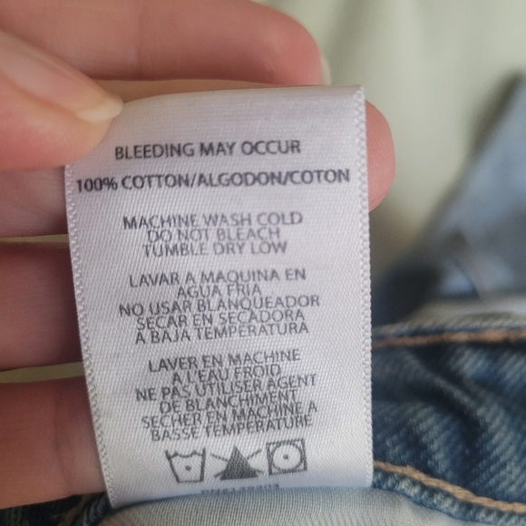 Cropped jeans• tie detail at bottom - Picture 6 of 6